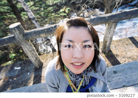 一個女人在她二十多歲時抬頭微笑著 3109227