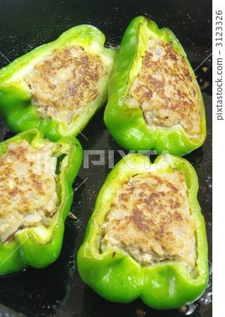 Meat stuffed with green peppers 3123326