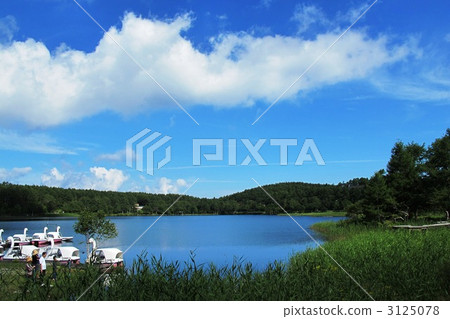 Lake and cloud cover 3125078