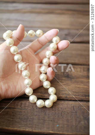 女人的手拿著一條珍珠項鍊 3126897