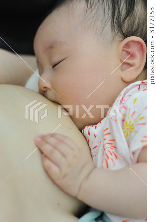 嬰兒喝胸部 3127153