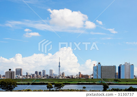 在藍天下,在河邊和東京天空樹上閃耀的千住住宅區 在藍天下,在河邊和東京天空樹上閃耀的千住住宅區 3130737