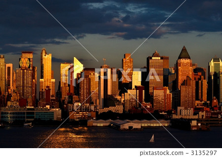 Evening scenery of Manhattan · building group Evening scenery of Manhattan · building group 3135297