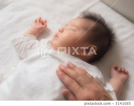 Baby's baby and mama's hand 3141085