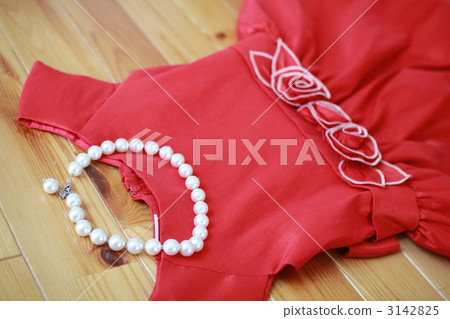 Red dress and pearl necklace Children's formal dress 3142825