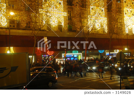 The crowd in front of Gallery Lafayette 3149026