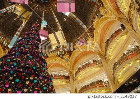 Gallery · Lafayette's dome with Christmas decorations 3149027