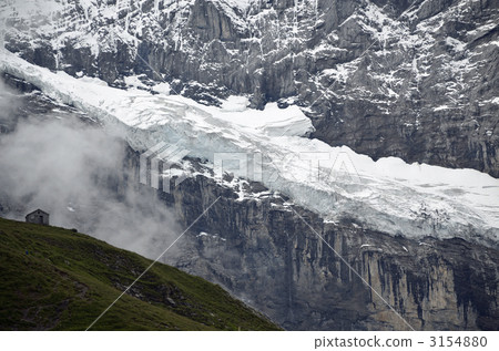 A fog approaching the mountain hut 3154880