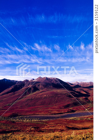 Fold stained in autumn leaves Cirrus clouds stretching above mountains Fold stained in autumn leaves Cirrus clouds stretching above mountains 3159122