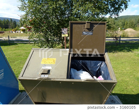 Trash can with countermeasures against cans (Canada) 3160105