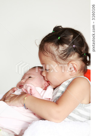 兩個月大的嬰兒和兩歲的女孩 3160106