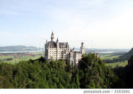 Neuschwanstein Castle overlooking the ground 3161691