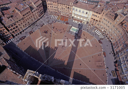 Campo square in Siena, Italy Campo square in Siena, Italy 3171005