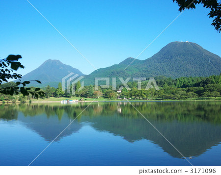 Early morning lakeside 3171096