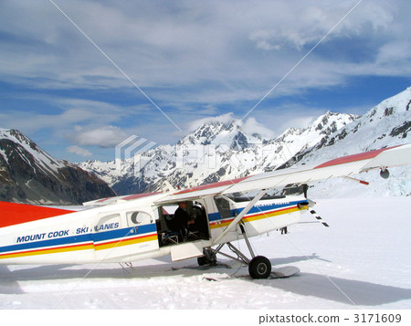 Glacier landing at Mount Cook · ski plain 3171609