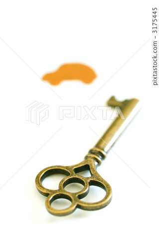 Antique key and car 3175445