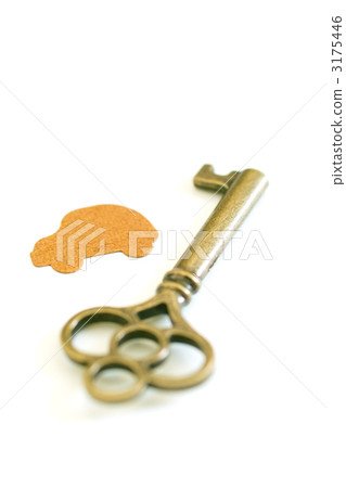 Antique key and car 3175446