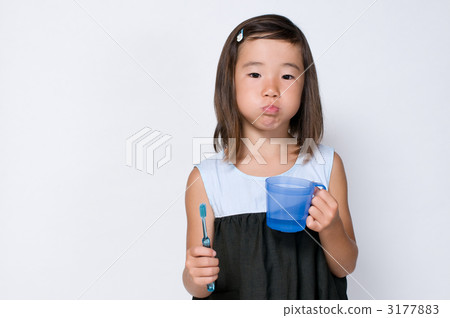 女孩刷牙 3177883