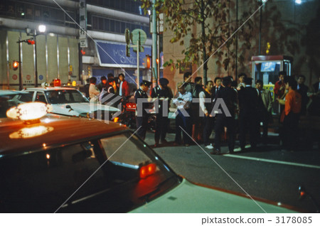 Showa's record · Traffic accident in Ginza street at night Showa era 56 Showa's record · Traffic accident in Ginza street at night Showa era 56 3178085