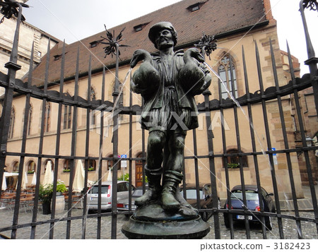 A man holding a duck of Nuremberg 3182423