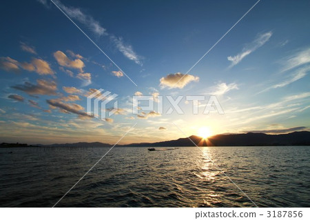 從琵琶湖樹和公共汽車船海灘的晚上風景 從琵琶湖樹和公共汽車船海灘的晚上風景 3187856