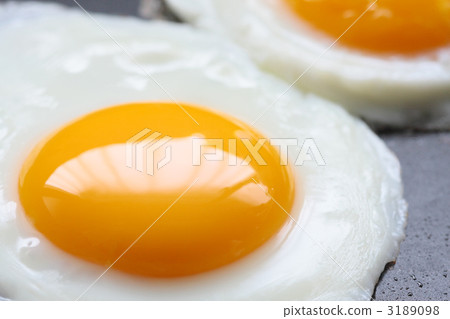 Up of fried egg roast baked in a frying pan 3189098