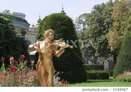 Strauss statue Strauss statue 3189987