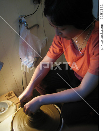 做陶瓷的婦女 做陶瓷的婦女 3191581