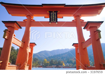 宮島嚴島神社的鳥居和船夫 宮島嚴島神社的鳥居和船夫 3197659
