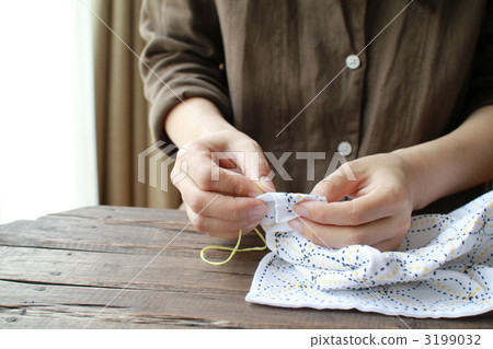 一位婦女正在做刺繡 3199032