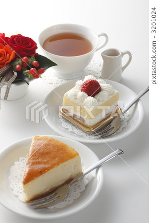 Strawberry shortcake and rare cheesecake and tea image 3201024