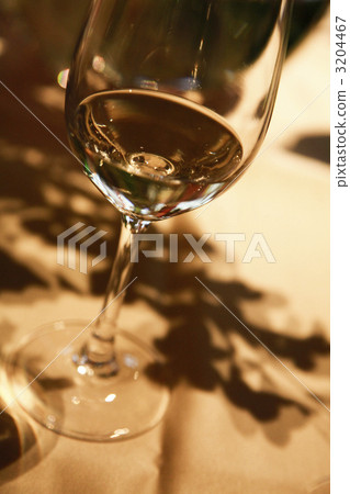 杯在光束下的酒通過白色 3204467