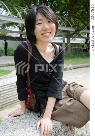 擺在公園的婦女 3207616