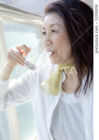 Healthy senior women drinking water Healthy senior women drinking water 3209806