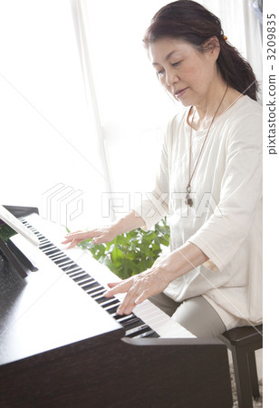 Senior woman enjoying piano performance 3209835