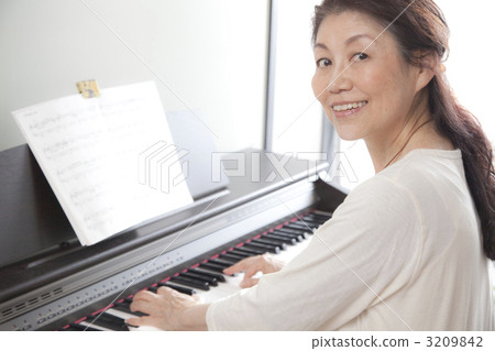 Senior woman enjoying piano performance Senior woman enjoying piano performance 3209842