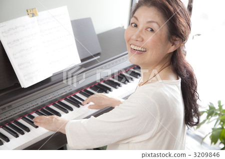 Senior woman enjoying piano performance Senior woman enjoying piano performance 3209846