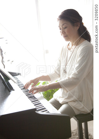 Senior woman enjoying piano performance 3209850