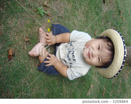Smiling baby sitting on the lawn Smiling baby sitting on the lawn 3209864