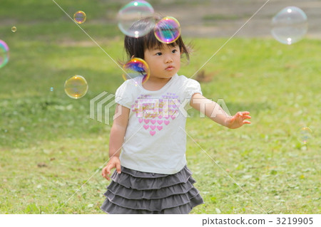 Girls playing in the park 3219905