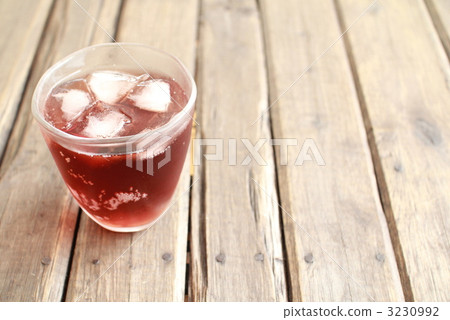 碳酸葡萄飲料倒入加冰的玻璃杯中 3230992