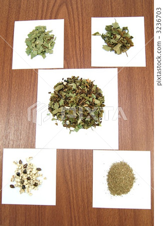 混合保健茶或4種材料·船上垂直位置 混合保健茶或4種材料·船上垂直位置 3236703