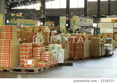 安靜的水果和蔬菜市場 3238555