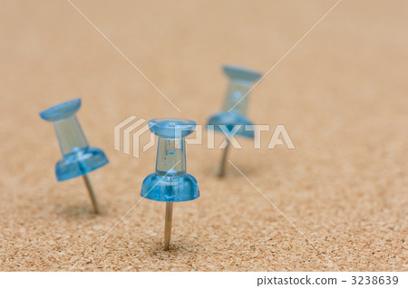 三個推針插入軟木板 3238639