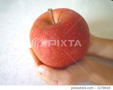 Hand of children with apple Hand of children with apple 3239608