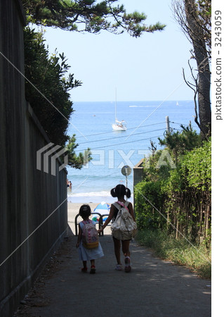 Daughters to the sea Daughters to the sea 3243059
