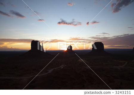 Monument Valley as the rising sun rises Monument Valley as the rising sun rises 3243151