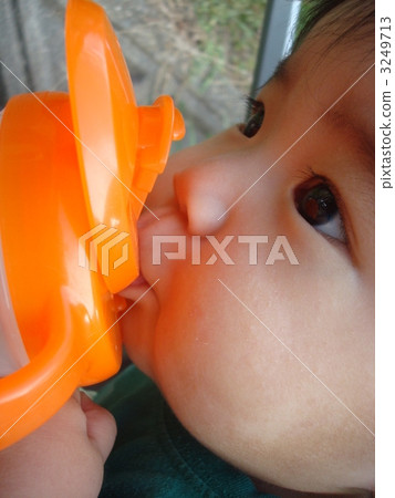 Baby supplementing with mug mug Baby supplementing with mug mug 3249713