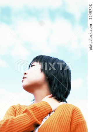 A woman relieving the stiffness of the shoulder 3249798