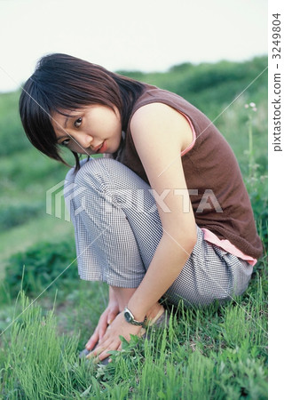 坐在草原的十幾歲的女孩 3249804
